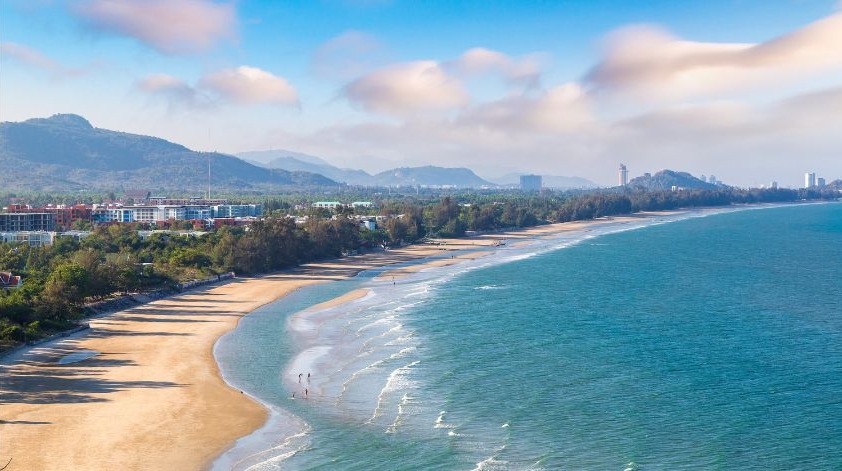 Hua Hin beach resort with calm waters, convenient retreat destination near Bangkok